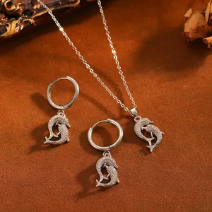 Nahaufnahme eines funkelnden Delphin-Schmucksets aus silbernem Edelstahl (Halskette)