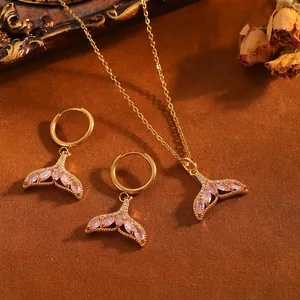 Detailansicht von Meerjungfrauenschwanz-Schmuckset mit rosa Steinen in Goldfinish.