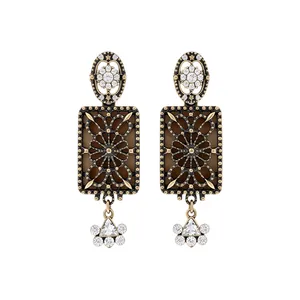 Orecchini vintage quadrati in lega con strass brillanti in stile barocco elegante.