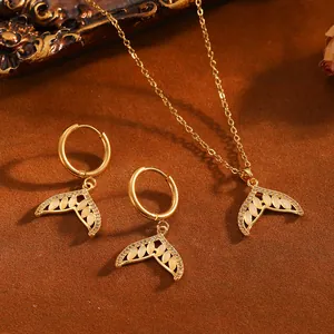 Detailansicht eines vergoldeten Meerjungfrau-Schwanz-Schmucksets mit Muschel-Inlay