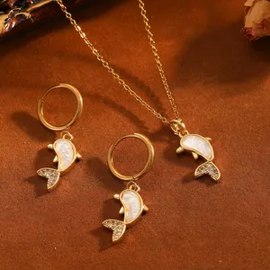 Detailansicht des Delfin-Schmucksets mit Muscheleinlage und funkelnden Kristallen.