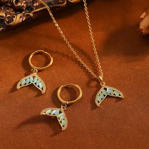 Detailansicht eines goldenen Meerjungfrauenschwanz-Schmucksets mit türkisfarbenen Steinen
