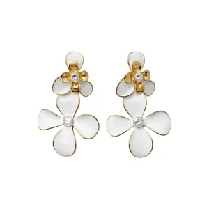 Elegantes pendientes vintage franceses de esmalte blanco con cristales brillantes