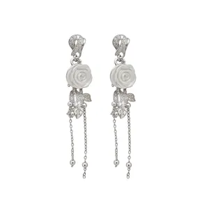 Eleganti orecchini pendenti con nappe in resina a forma di rosa argento su bianco