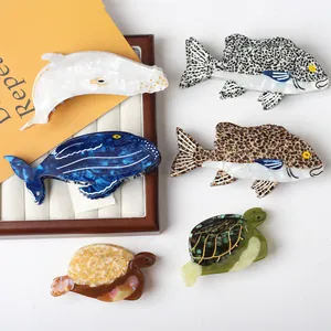 Haarklammern aus Acetat-Set mit Wal-, Robben- und Schildkröten-Motiven auf einem Brett