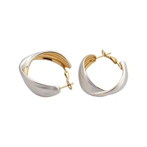 Eleganti orecchini a cerchio intrecciati bicolore con finitura argento e oro opaco