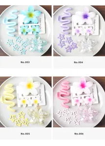Détail de pinces à cheveux en acrylique pastel et barrettes étoile-fleur de couleurs variées