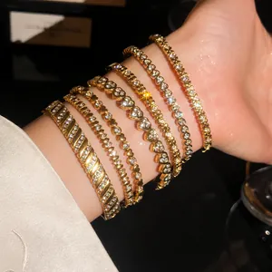 Bracelets empilables en acier doré avec zircone étincelante et motifs de cœur