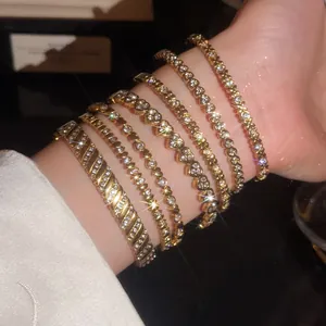 Vue détaillée de bracelets empilables en acier doré avec cœurs en zircone étincelants