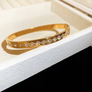 Gros plan sur un bracelet doré en acier inoxydable avec motif losange en zircon