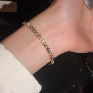 Détail d'un bracelet de luxe en forme de cœur orné de pierres de zircon étincelantes