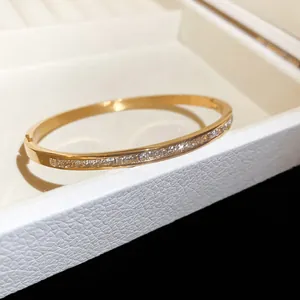 Gros plan d'un élégant bracelet en acier doré avec incrustations de zircons cubiques