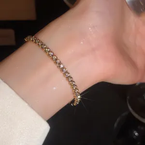 Gros plan d'un bracelet cœur en zircon scintillant au poignet avec effet éclatant
