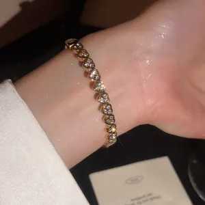 Détail macro d'un élégant bracelet de tennis en cœur avec des zircons brillants