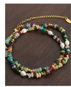 Dettaglio collana bohémien con perline colorate, perle d'acqua dolce e chiusura dorata