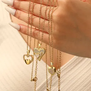 Détail rapproché de colliers en acier inoxydable doré avec pendentifs en forme de cœur