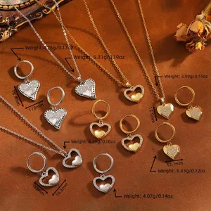 Détail de l'ensemble de collier et boucles d'oreilles cœur en acier avec mesures.