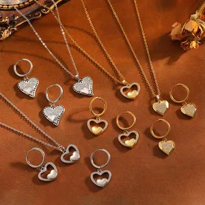 Détail des colliers et boucles d'oreilles cœur en acier inoxydable, dorés et argentés