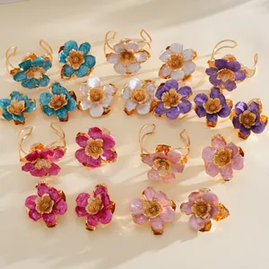 Vue détaillée de bagues et bracelets à fleurs plissées en émail coloré pour femmes