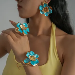 Vue détaillée de la parure de bijoux fleurs en émail avec bague, boucles et bracelet