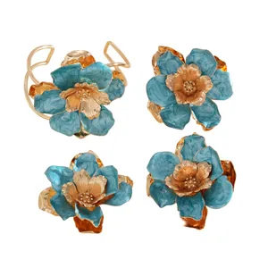 Élégant ensemble de bague et bracelet fleur en émail bleu avec accents dorés