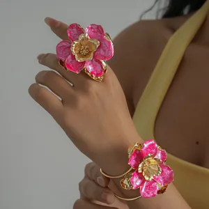Vue détaillée de l'ensemble bague et bracelet fleur en émail rose et métal doré