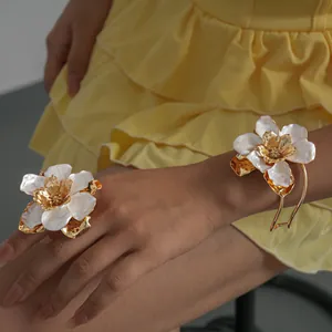 Ensemble bague et bracelet fleur dorés élégants avec pétales en émail blanc de luxe