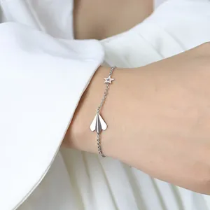 Minimalistische zilveren armband met papieren vliegtuigje en ster hanger voor dames