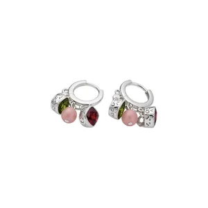 Orecchini a cerchio vintage in argento con ciondoli rossi e verdi e perle rosa