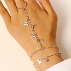 Dettaglio ravvicinato di una catena da mano argento con ciondoli stella e luna a mano