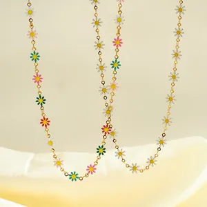 Detailansicht der bunten Emaille-Gänseblümchen an einer 18k vergoldeten Edelstahlkette.