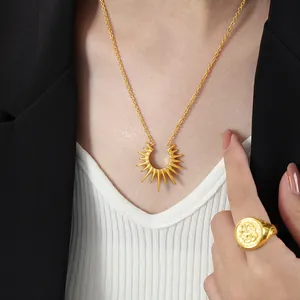 Luxuriöses Set aus goldener Sonnen-Halskette und graviertem Siegelring für Damen