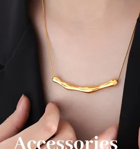 Dettaglio di un ciondolo a onda minimalista placcato in oro 18 carati su collana a catena
