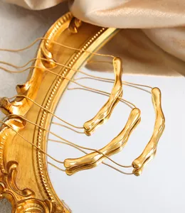 Dettaglio di collane in titanio placcato oro 18k con pendenti lava su uno specchio vintage