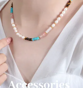 Détail du collier de perles avec oeil de tigre, amazonite bleue et perles d'eau douce