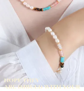 Détail d'un ensemble collier et bracelet en perles d'eau douce porté par un mannequin
