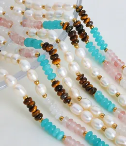 Macro de perles œil de tigre, perles d'eau douce et turquoise sur des colliers