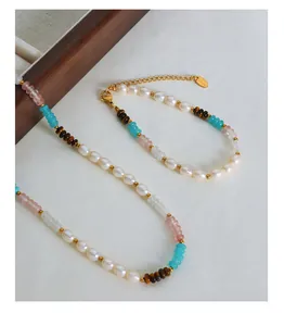 Détail de parure en perles d'eau douce et oeil de tigre avec accents métalliques dorés