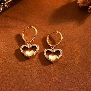 Boucles d'oreilles créoles dorées élégantes avec pendentif double cœur et oxydes de zirconium