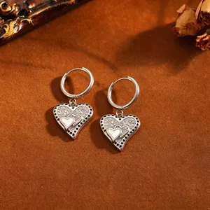 Élégantes boucles d'oreilles pendantes en forme de cœur argenté, style vintage chic
