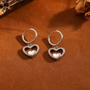 Boucles d'oreilles créoles cœur argentées avec cristaux et cœur poli