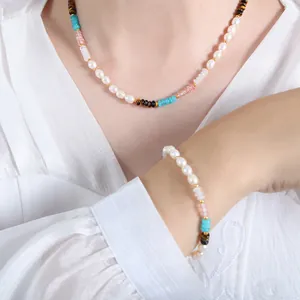 Parure collier et bracelet en œil de tigre et perles d'eau douce sur un mannequin