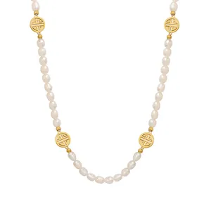 Elegante Süßwasserperlenkette mit goldenen hohlen Anhängern auf weißem Hintergrund