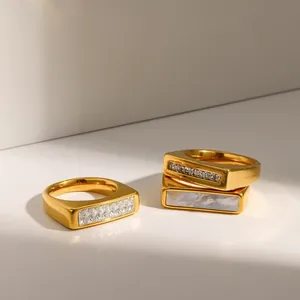 Dettaglio di anelli geometrici in acciaio inossidabile placcati oro 18k con zirconi