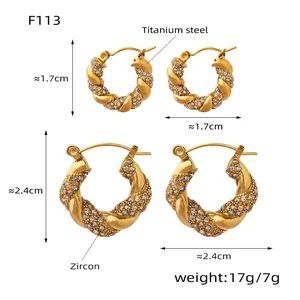 Comparaison de taille de boucles d'oreilles torsadées en acier doré et zircon