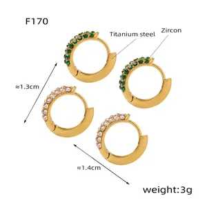 Détail de créoles de 1,4 cm en acier titane avec zircons verts et blancs incrustés
