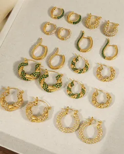Collection détaillée de boucles d'oreilles torsadées dorées avec incrustation de zircon