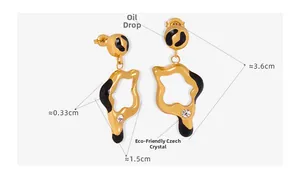Detalle de pendientes esmaltados de leopardo dorados con cristales checos y dimensiones