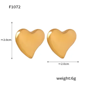 Boucles d'oreilles cœur dorées polies de 2,0 cm avec une finition lisse plaquée or 18 carats