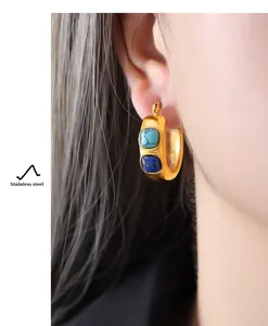 Dettaglio degli orecchini vintage in acciaio con pietre turchese e blu lapis